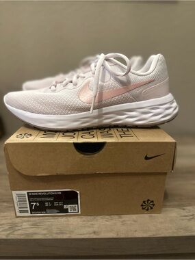 Womens Nike Revolution 6 Athletic Shoe